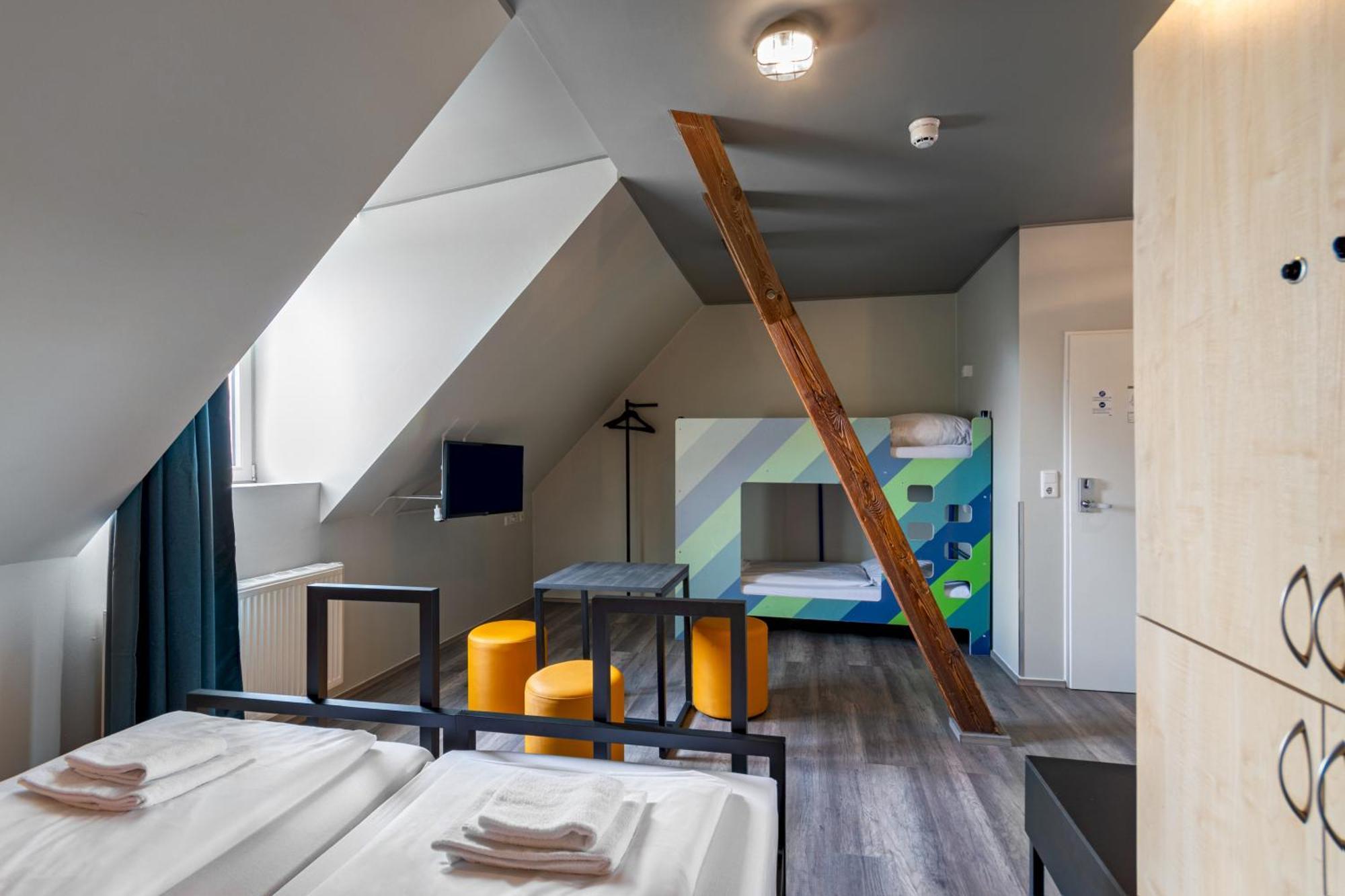 Family Room (2 Adults + 2 Children)
